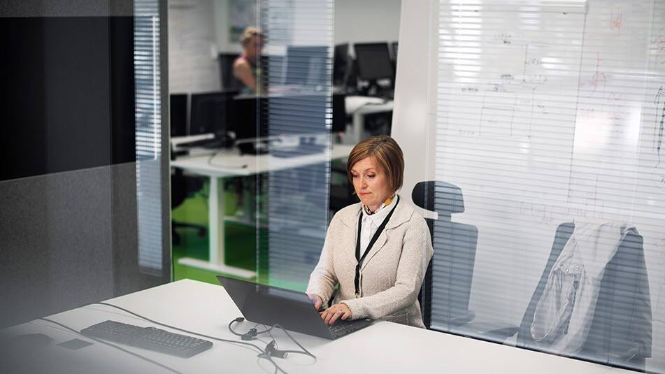 Las rutas de aprendizaje basadas en roles preparan a las personas para combatir las amenazas a la seguridad cibernética.