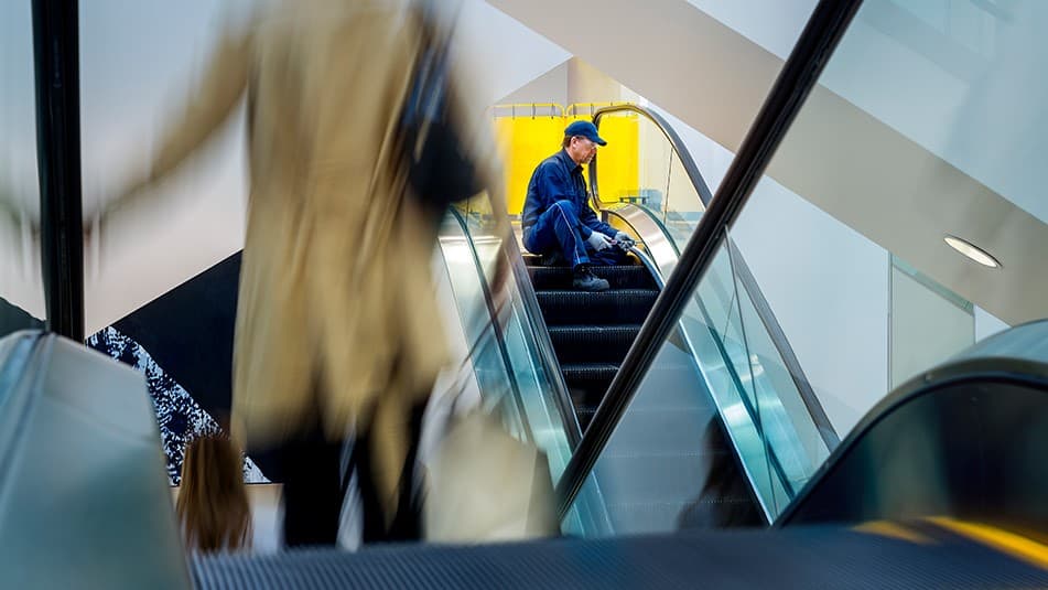 El mantenimiento predictivo de las escaleras mecánicas es muy importante para mantener a las personas en movimiento y evitar atascos