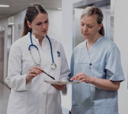 Los ascensores inteligentes mantienen los hospitales en movimiento 24/7