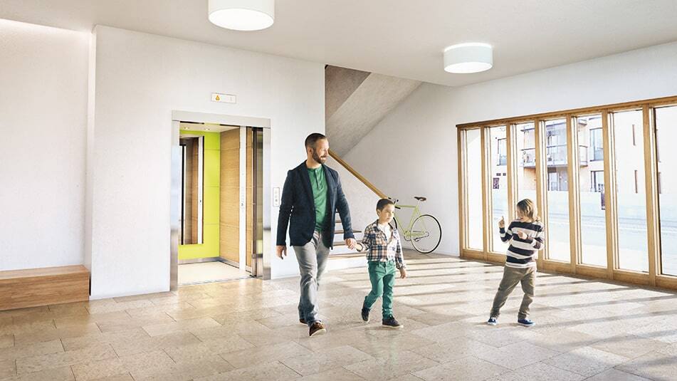 Considere la posibilidad de subir por las escaleras si está en condiciones físicas de hacerlo: es una alternativa divertida, saludable y que ahorra energía en lugar de utilizar el ascensor o las escaleras mecánicas.