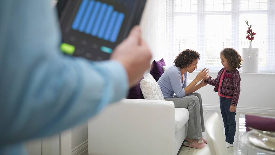 Medidas sencillas como ajustar la temperatura de la habitación, la ventilación y las luces pueden suponer un ahorro inmediato.