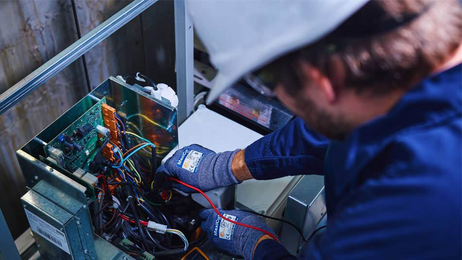 img_technician with gloves